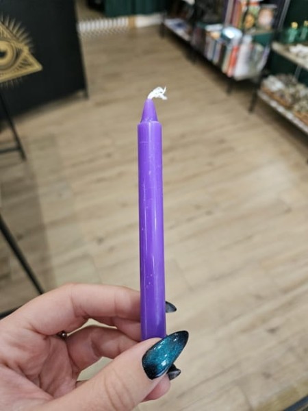 Magiczna Świeca do Rytuałów w Kolorze Fioletowym.jpg