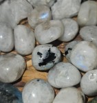 Kamień Księżycowy bryłka szlifowana